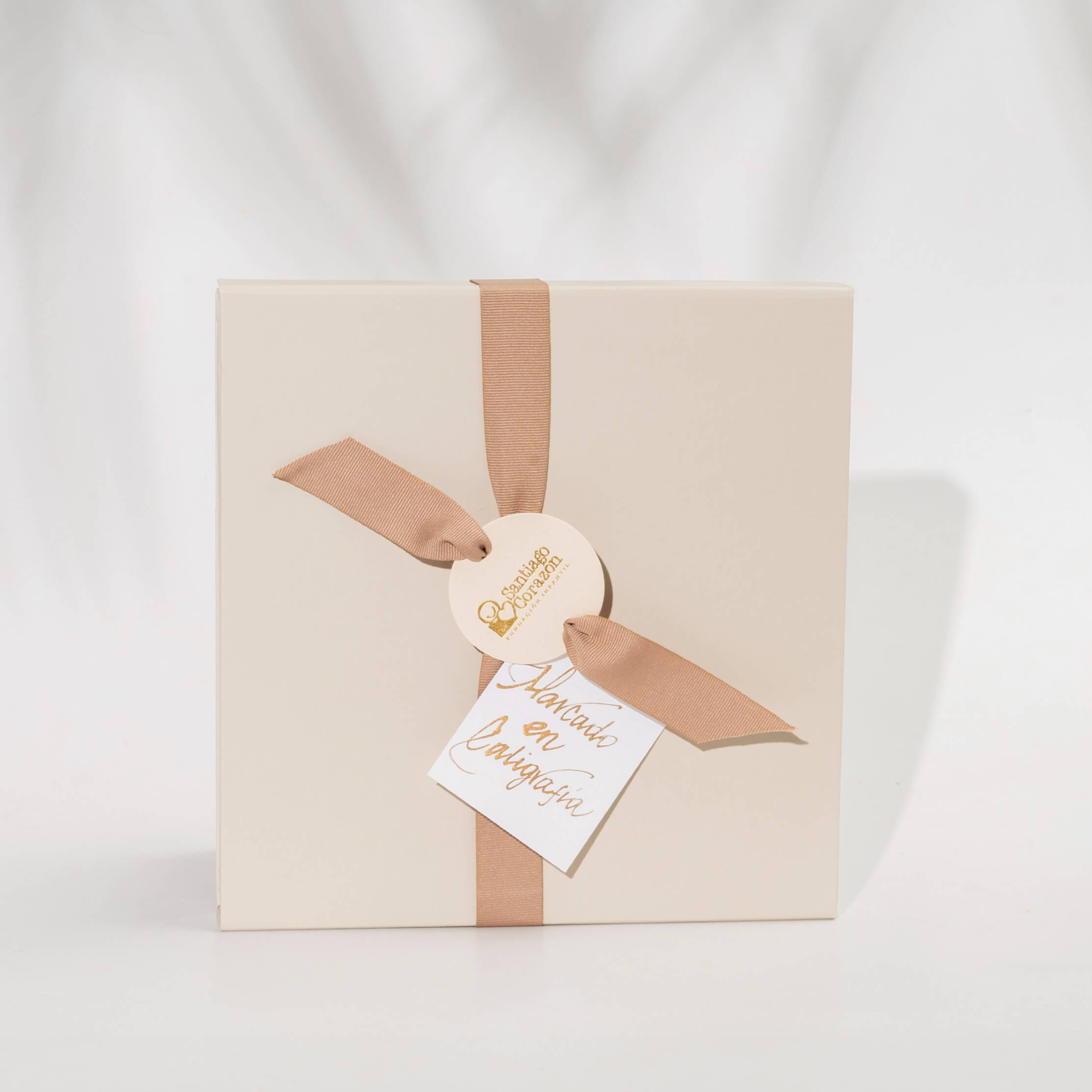 Bono de Pésame en caja con pétalos 2025 con Orquídea