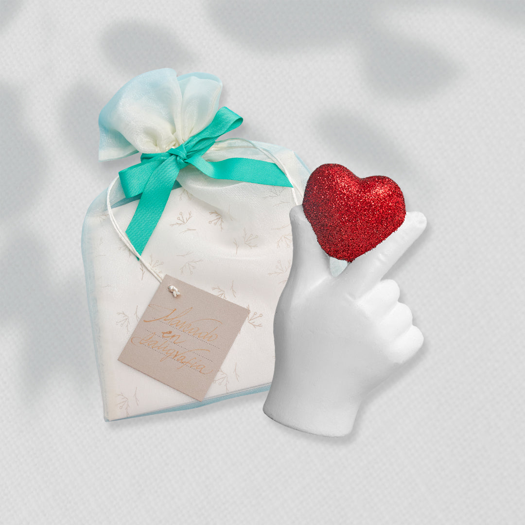 Bono de Pésame en bolsa de tela de organza y Mano con Corazón